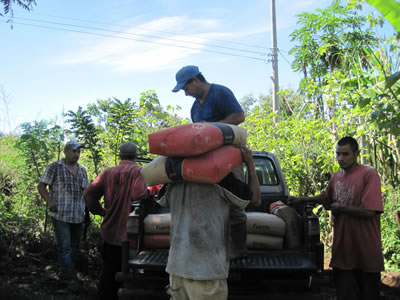 037 Recibo de material para la instalación de una fuente de agua en el municipio de Cinquera (Campesinas formadas exigen sus derechos)